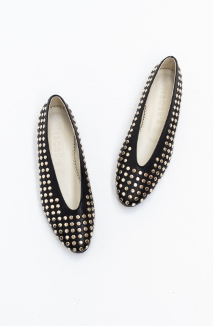Ballerines en cuir à clous (205 euros)