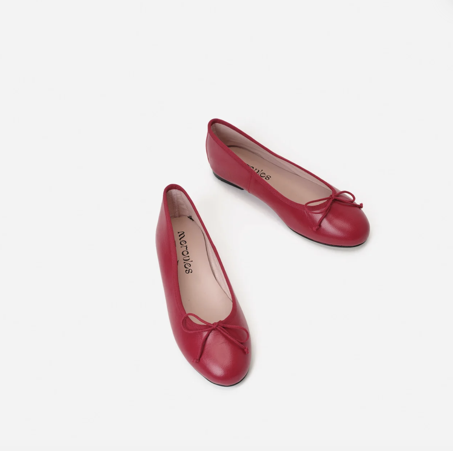 Ballerines en cuir rouge (135 euros)