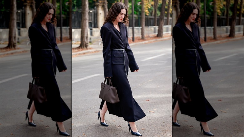 Une femme portant une fine ceinture sur une robe-manteau