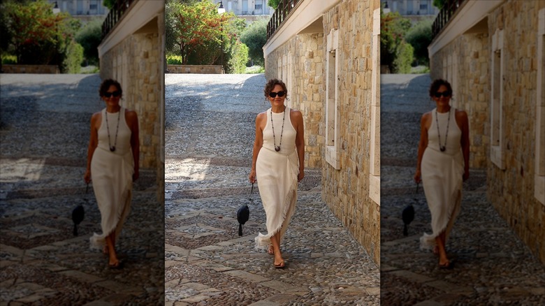 Renia Jaz portant un gilet crème et une jupe style paréo