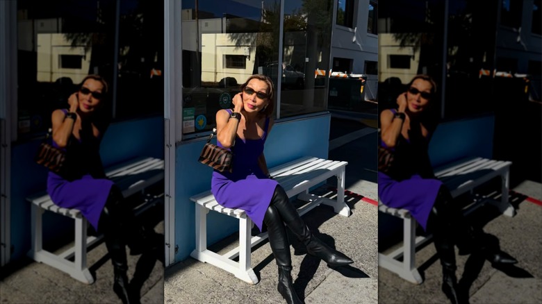 Gym Tan porte une robe moulante violette avec des cuissardes