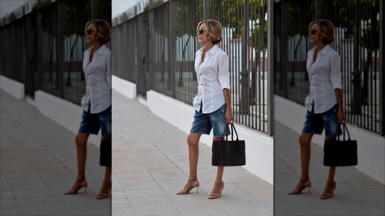Susi Rejano porte un short en jean avec une chemise blanche et des talons.