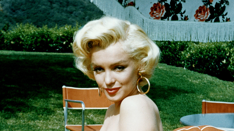 Marilyn Monroe avec des boucles d'oreilles en or