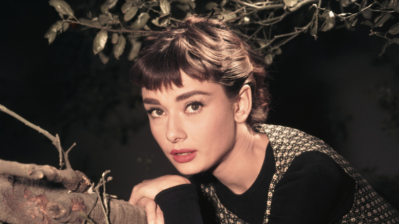 Audrey Hepburn portant du rouge à lèvres