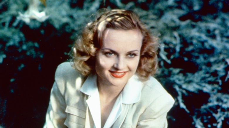 Carole Lombard dans une veste beige