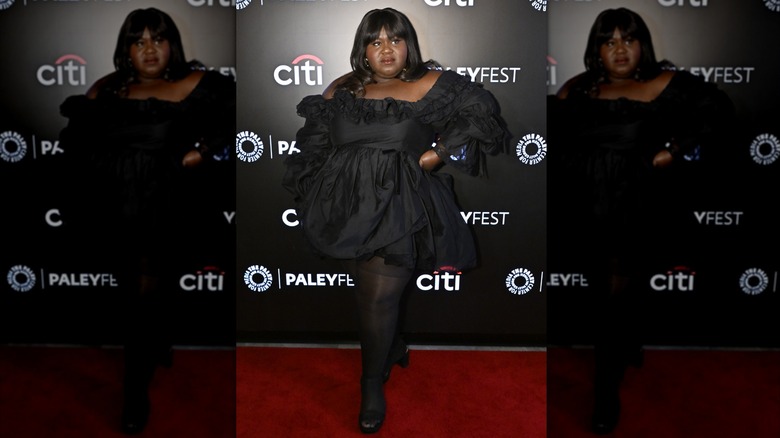 Gabourey Sidibé porte une robe noire à volants