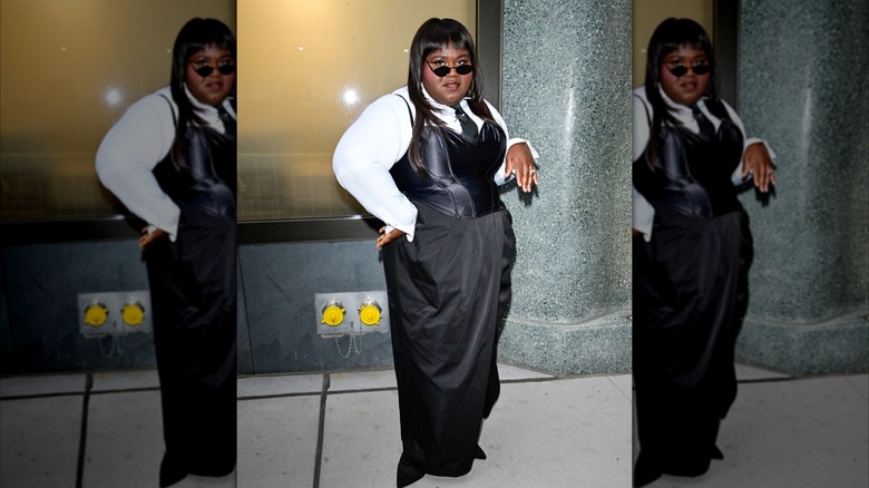 Gabourey Sidibe dans un corset noir et une chemise blanche