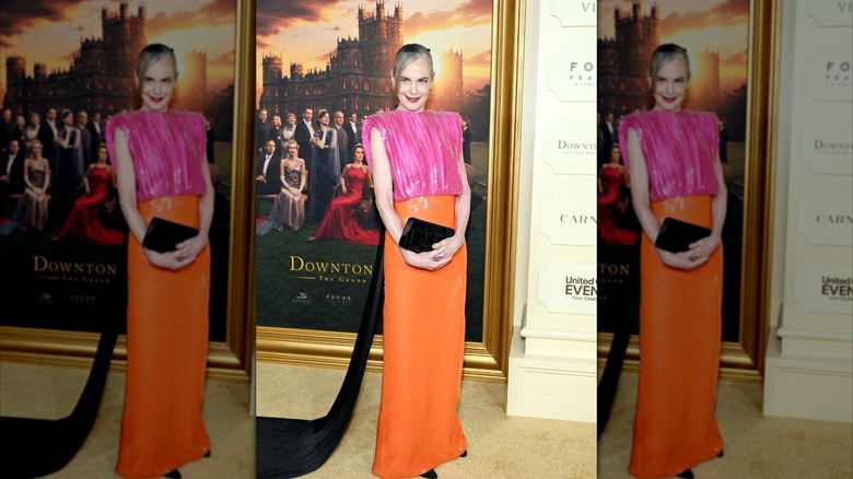 Elizabeth McGovern photographiée en 2025 portant une robe orange, rose et noire au ﻿﻿﻿
