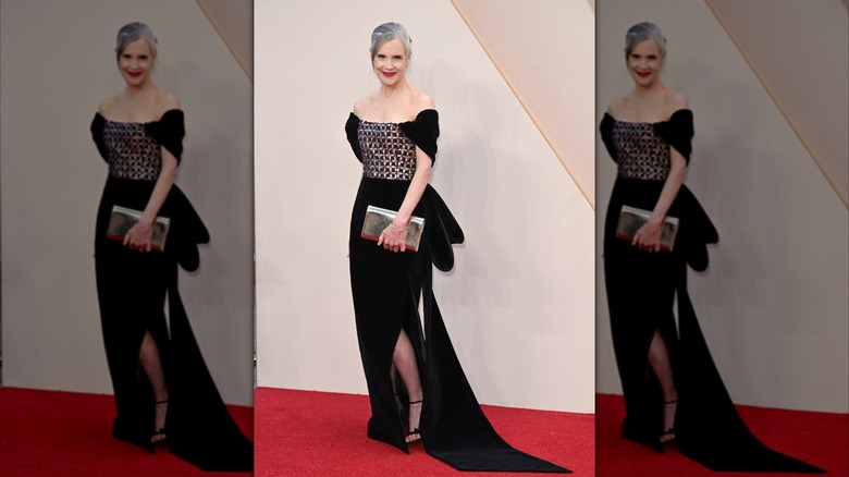 Elizabeth McGovern photographiée en 2022 portant une robe noire à épaules dénudées