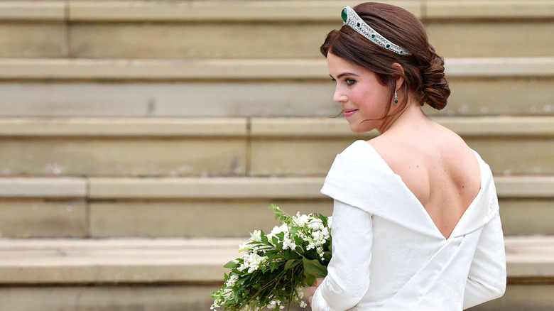 Le dos de la robe de mariée de la princesse Eugénie, laissant apparaître sa cicatrice de scoliose