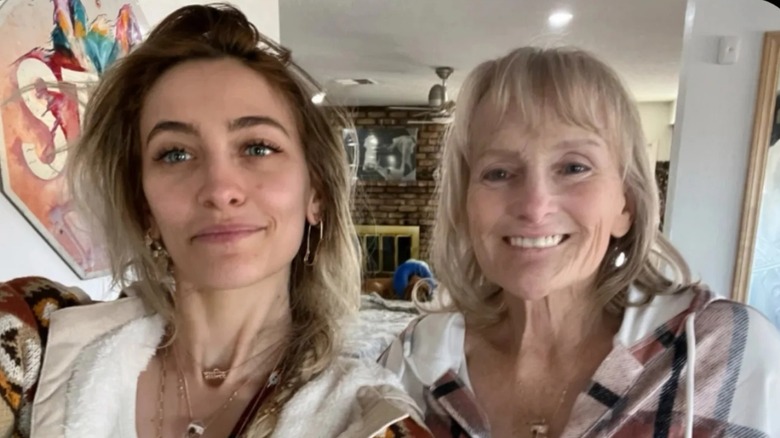 Debbie Rowe sourit en prenant une photo avec Paris Jackson.