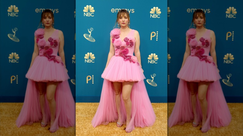 Kaley Cuoco pose sur le tapis rouge dans une robe rose