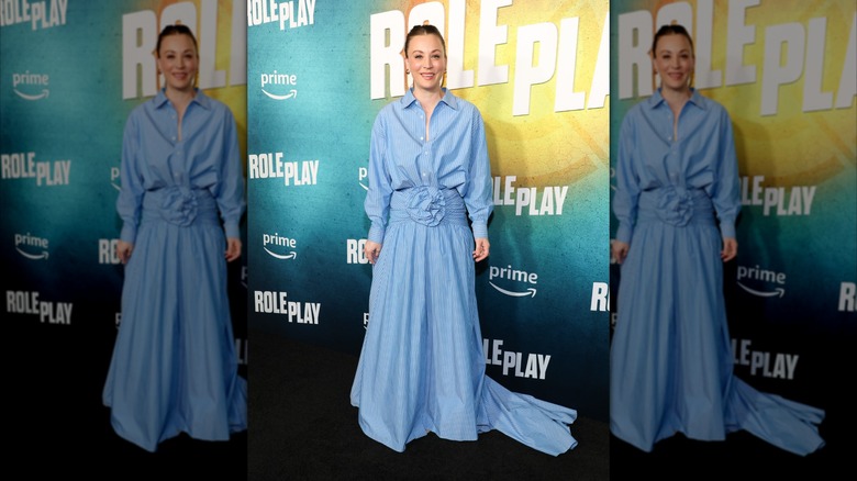 Kaley Cuoco sourit dans une robe bleue