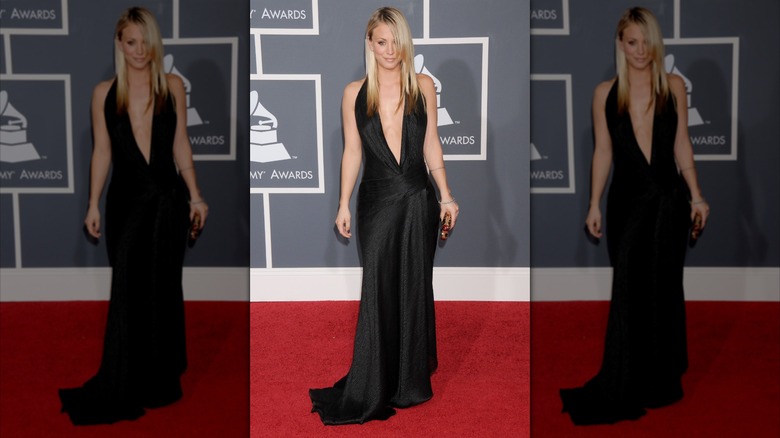 Kaley Cuoco pose sur le tapis rouge dans une robe noire