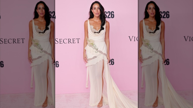 Ines de Ramon en robe blanche au défilé Victoria's Secret 2026