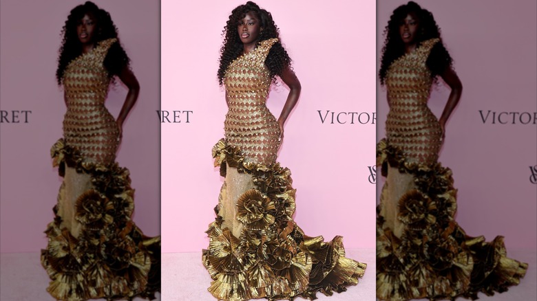 Golloria George dans une robe dorée au défilé Victoria's Secret 2026