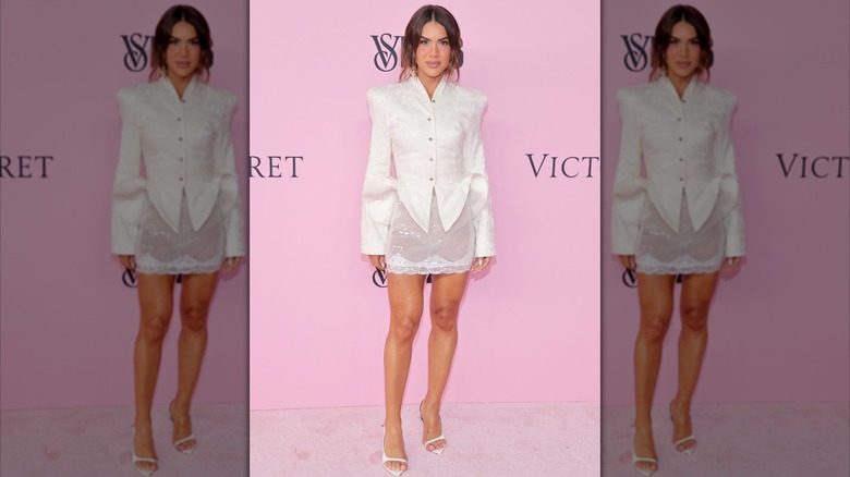 Camila Coelho en tenue blanche au défilé Victoria's Secret 2026