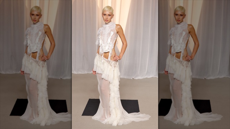 Iris Law portant une robe au gala du musée de l'Académie 2026