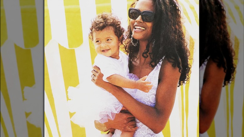 Karen Alexander tient sa fille Ella Rey dans ses bras.