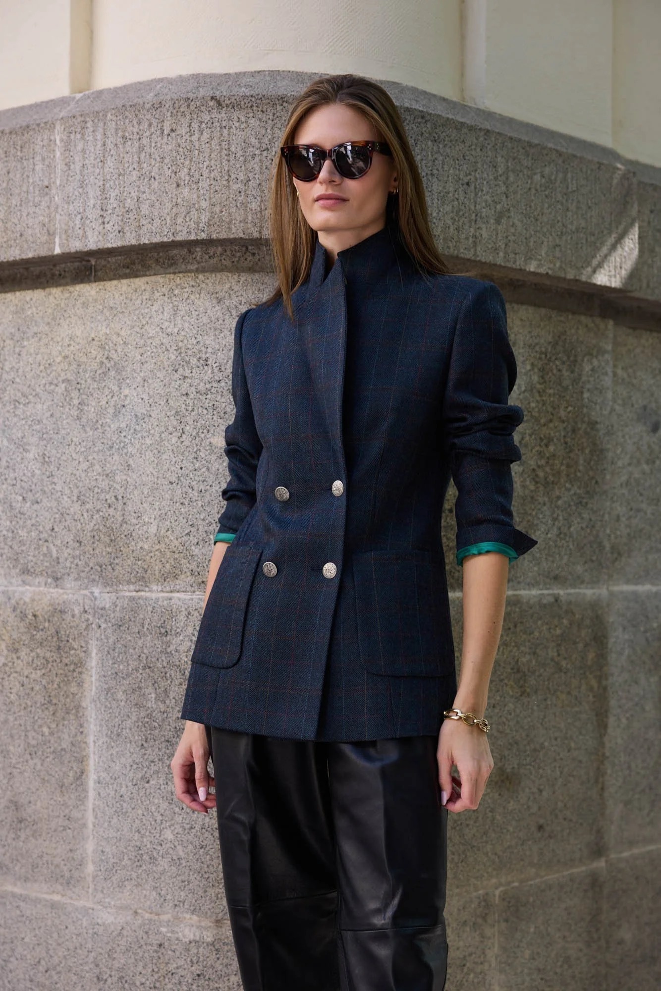 Veste en laine bleu marine avec double boutons métalliques.
