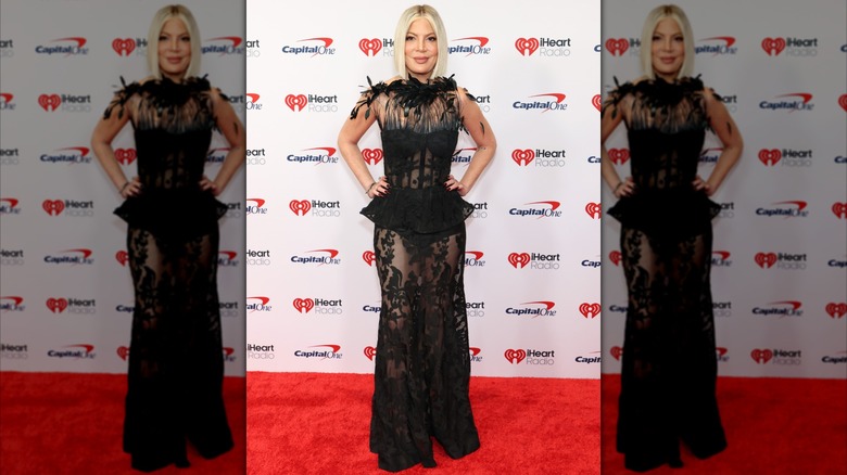 Tori Spelling participe au Jingle Ball d'iHeartRadio 102.7 KIIS FM à Los Angeles en décembre 2025