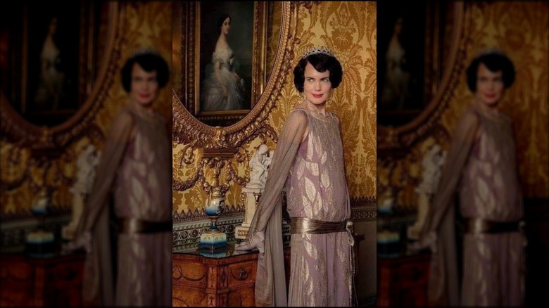 Elizabeth McGovern dans le rôle de Cora Crawley portant une robe fuchsia et argentée