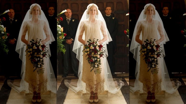 Laura Carmichael photographiée dans le rôle de Lady Edith portant une robe de mariée en dentelle à manches courtes