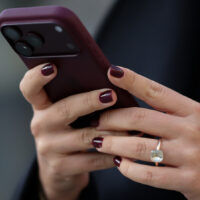 La tendance Moody Nail, parfaite pour les personnes qui n'aiment pas le look manucure minimaliste