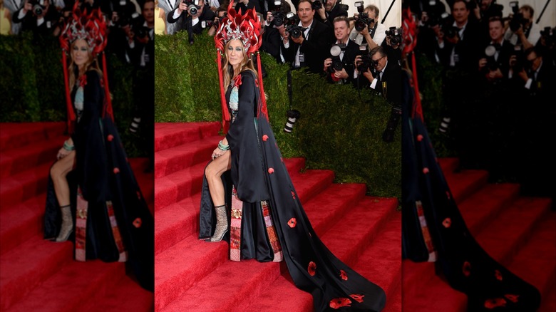 Sarah Jessica Parker portant une tenue noire et rouge au Met Gala 2015