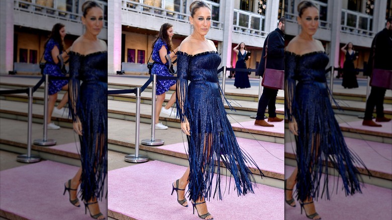 Sarah Jessica Parker portant une robe bleue à franges en septembre 2017
