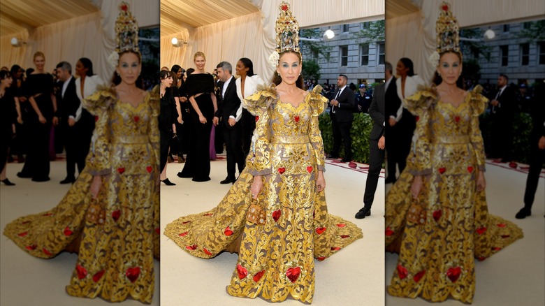 Sarah Jessica Parker portant un motif doré complexe au Met Gala 2018