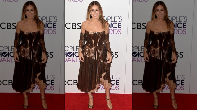 Sarah Jessica Parker portant une robe dorée aux People's Choice Awards 2017