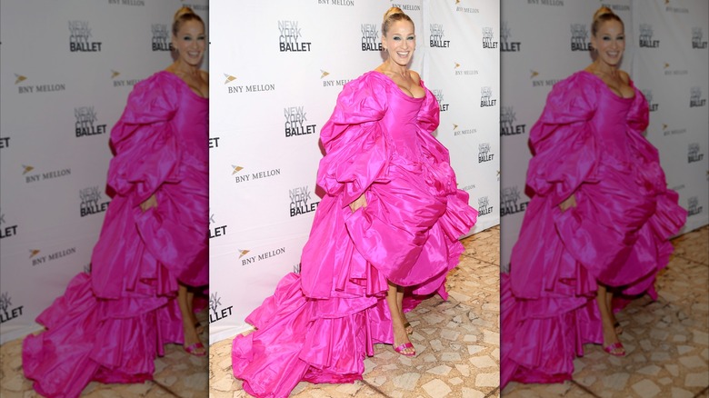Sarah Jessica Parker portant une robe rose vif au gala de mode d'automne du New York City Ballet en 2019