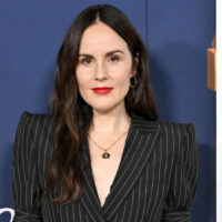 La star de Downton Abbey, Michelle Dockery, est méconnaissable sans cheveux noirs