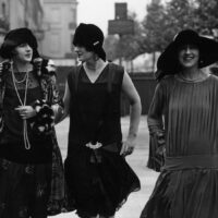 Les tendances des bijoux à l'ancienne des années 1920 qui font leur retour