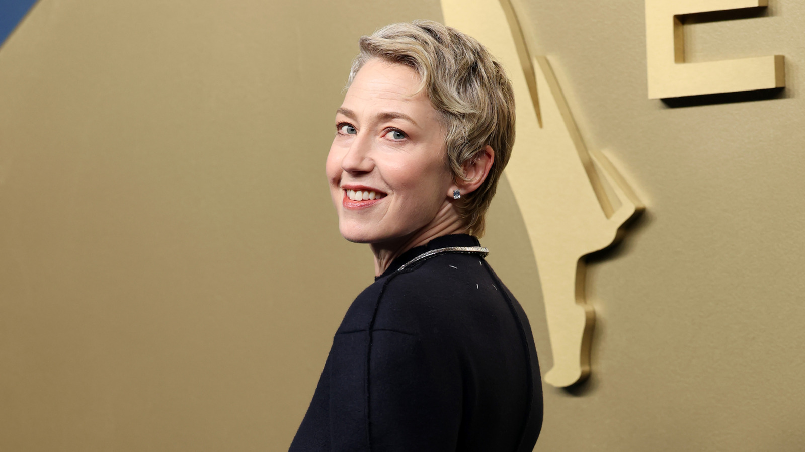 La star de Gilded Age, Carrie Coon, est totalement méconnaissable sans cheveux blonds