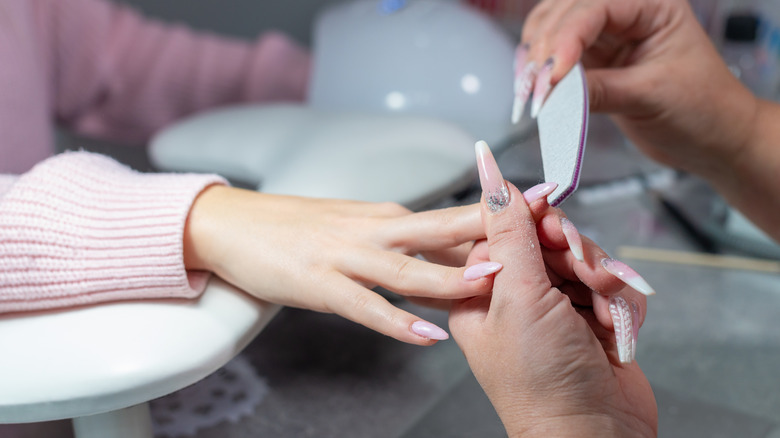 Une femme qui se fait faire les ongles.