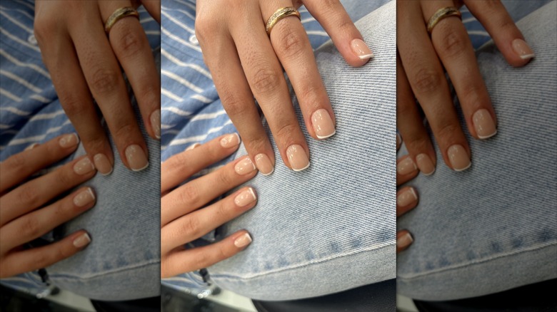 Une micro manucure French-tip blanche.