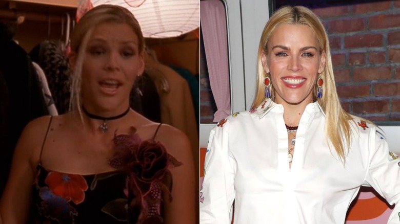 À gauche, l'acteur Busy Philipps portait ses cheveux blonds dans un chignon élégant avec une raie sur le côté et une mèche de cheveux détachée sur le devant, ainsi qu'un collier ras du cou noir et une robe noire à fleurs à lanières lors d'un épisode de Dawson's Creek. À droite, l'acteur Busy Philips portait ses cheveux blonds raides avec une partie médiane et une lèvre rouge vif ainsi que de grandes boucles d'oreilles rouges et bleues et une chemise à col blanc et plusieurs colliers en dessous alors qu'elle assistait à une fête à New York en 2025.