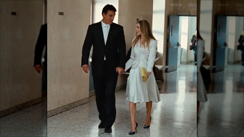 Sarah Jessica Parker dans le rôle de Carrie Bradshaw portant un tailleur jupe blanche.