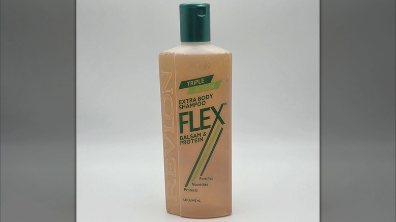 Une bouteille de shampooing Flex de Revlon.