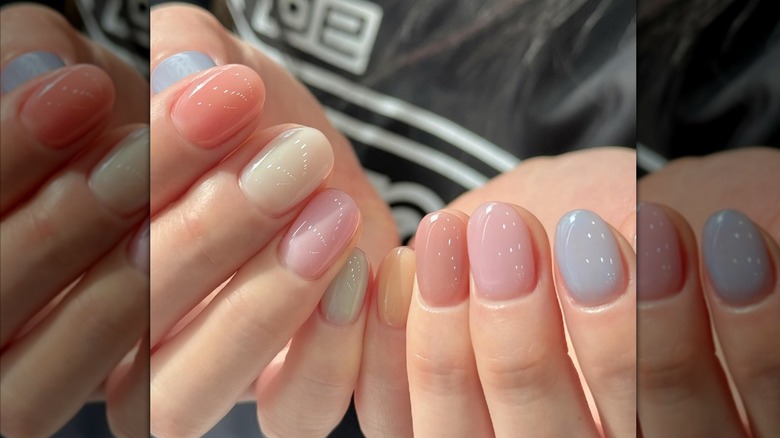 Femme avec des ongles en gelée arc-en-ciel