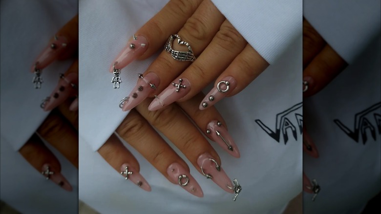 Femme aux ongles percés