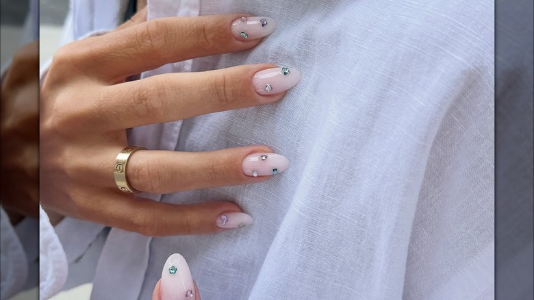Femme avec des strass sur les ongles