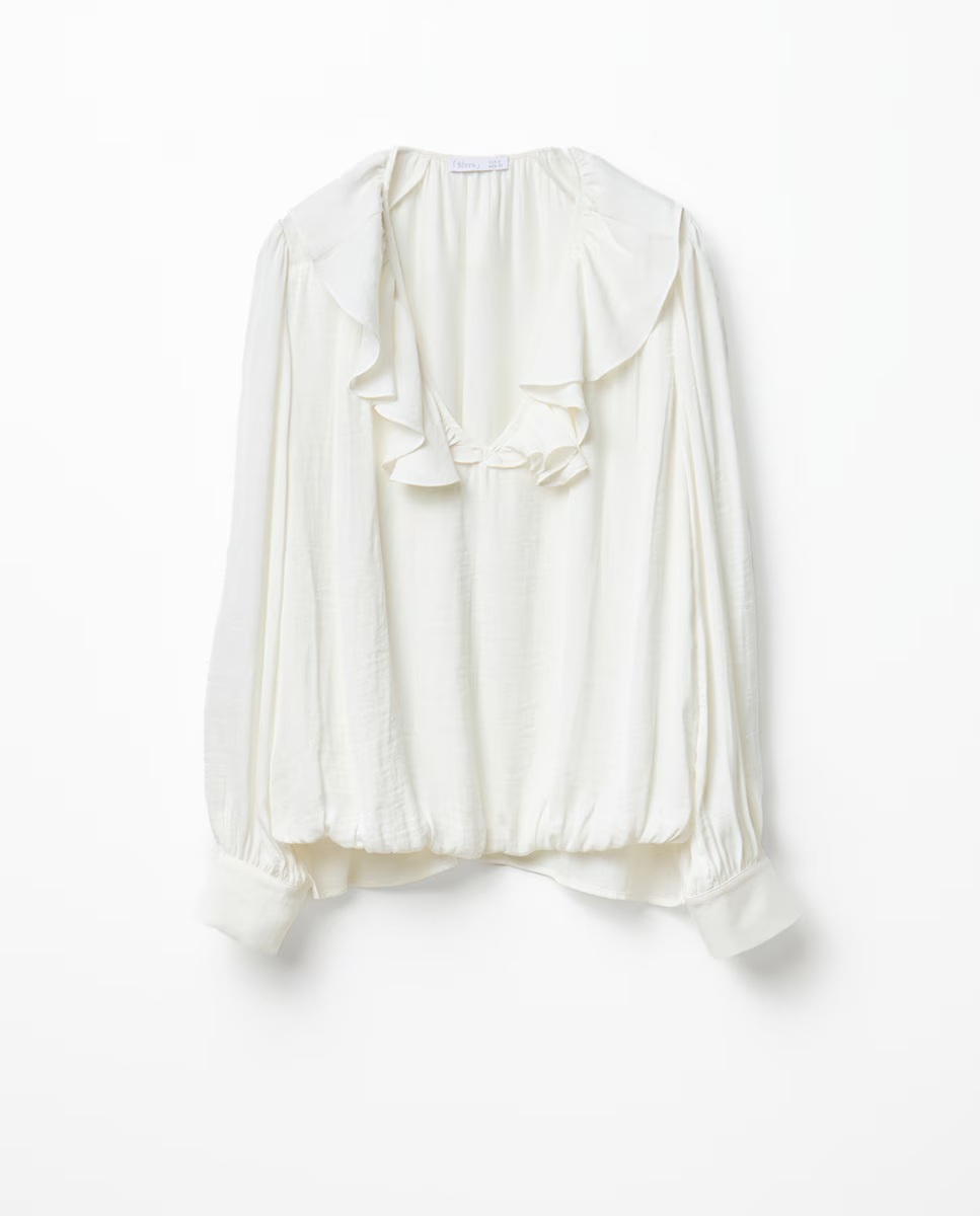 Blouse romantique avec volant au décolleté (25,99 €) Réf. 58320209560
