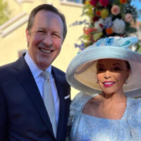 Joan Collins a réussi l'une des tendances de couleurs les plus en vogue avec sa tenue de mère du marié