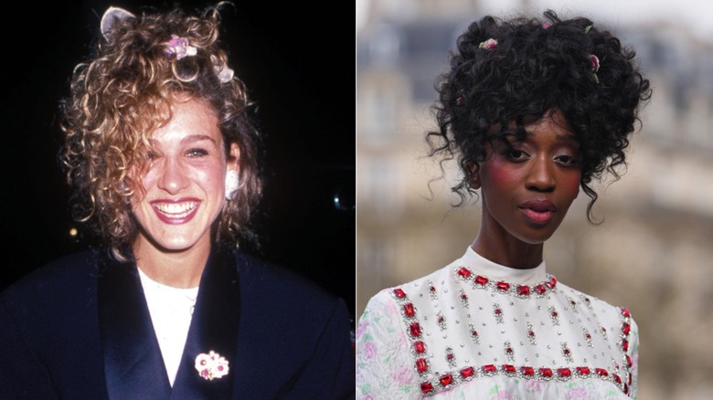 L : Sarah Jessica Parker avec un chignon bouclé dans les années 80. R : Une femme avec un chignon bouclé en 2026