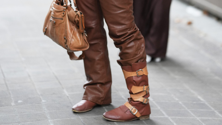 Femme portant des bottes de pirate