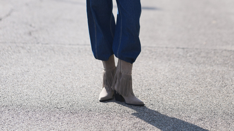 Femme portant des bottes à franges