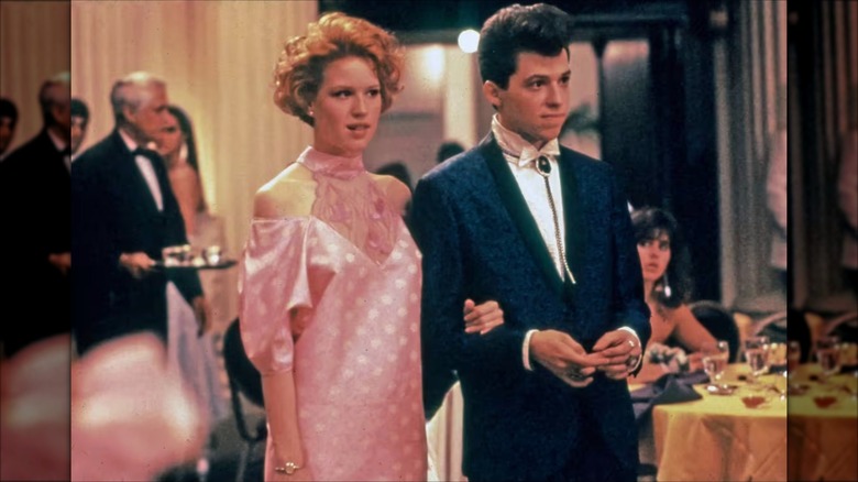 Molly Ringwald porte une robe rose à pois 